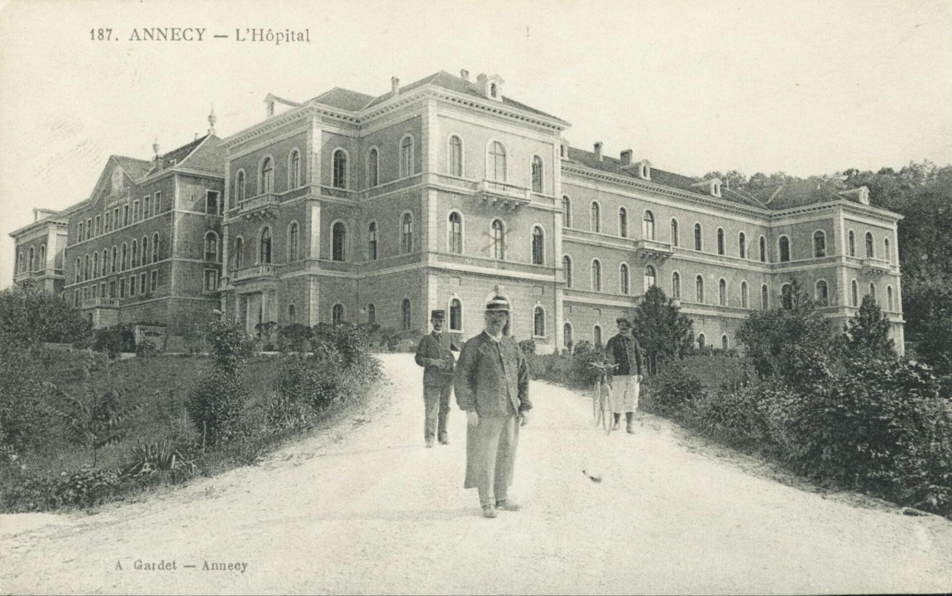 L'hôpital d'Annecy, aux Marquisats, 1900 (dont il ne reste que le bâtiment central à gauche, l'actuel Pélican)